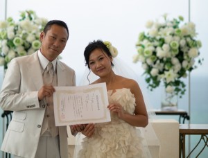 香港新人拿著結婚證明書