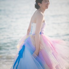 穿上彩虹禮服的新娘